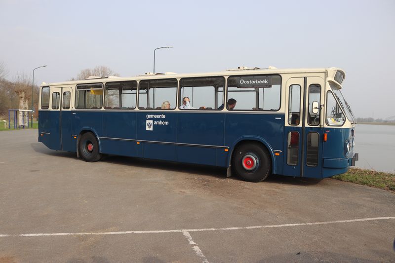 Rondrit met museumbussen door Arnhem